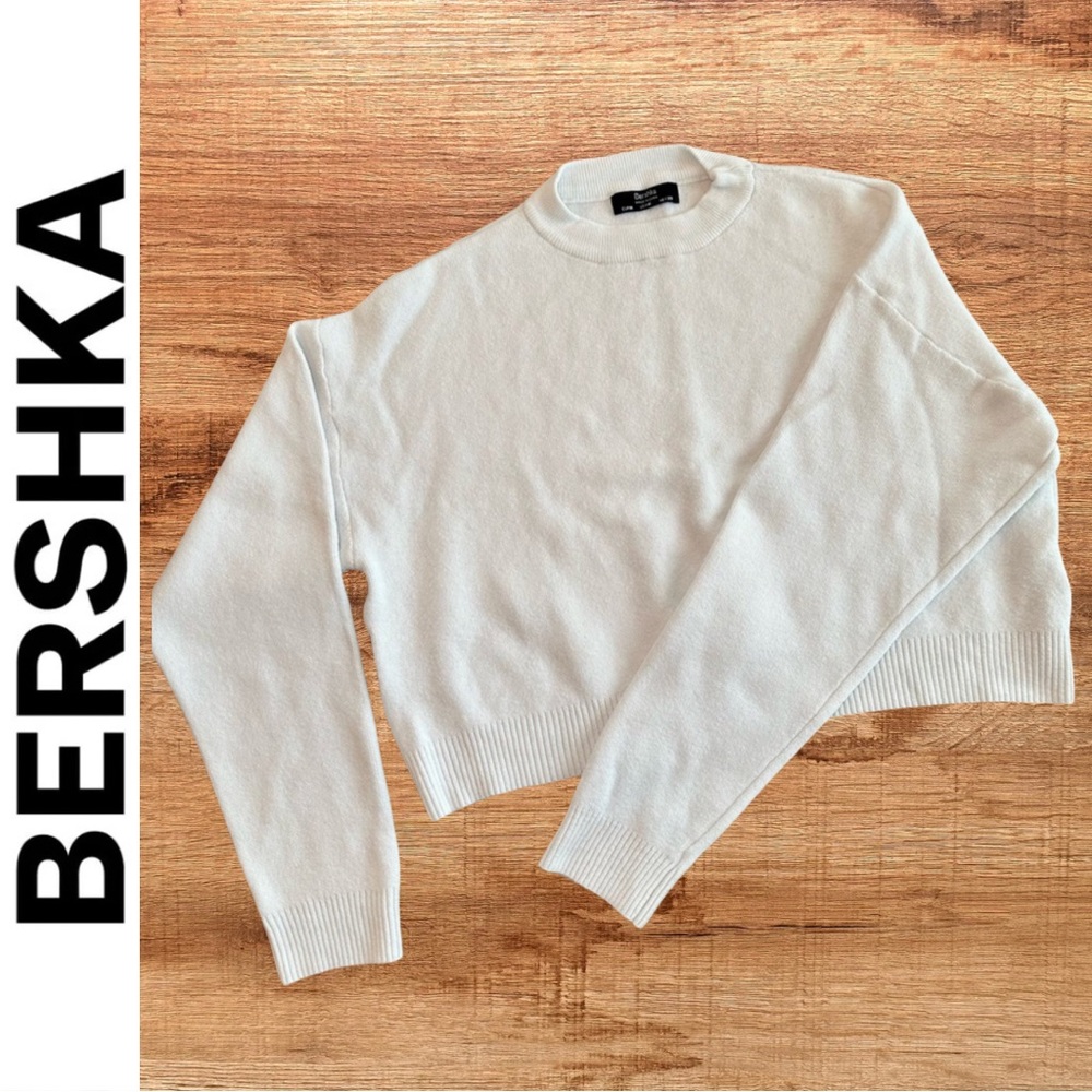 Bershka Women Ivory Long Sleeve Crop Sweater / Size Medium